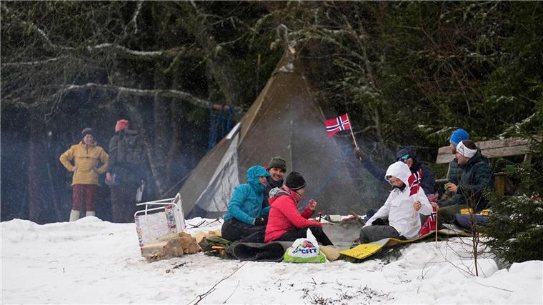 Camping auch bei Kälte und Regen: Norwegens Fans trotzen der Witterung.