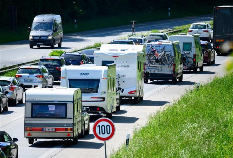 Mehrere Wohnwagen stehen im Stau.