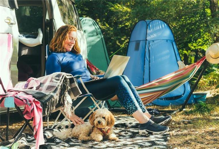 Camping mit Hund: Die 5 besten hundefreundlichen Campingplätze Deutschlands 2025 Eine Frau sitzt mit ihrem Hund auf einem Campingplatz. Camping erfreut sich immer größerer Beliebtheit. Doch Camping mit Hund stellt besondere Anforderungen. Hier gibt es die Top 5 hundefreundlichsten Campingplätze in Deutschland 2025.