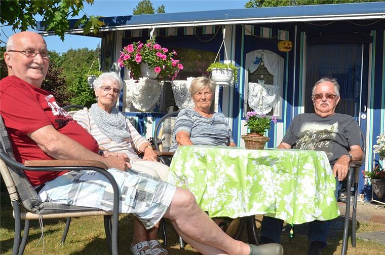 Camping ist ihr Leben: Werner und Anke Schöpfer haben Gerda und Manfred Schönfeld (von links) in Hepstedt kennen gelernt. Mittlerweile genießen sie seit 50 Jahren die Idylle dort gemeinsam.