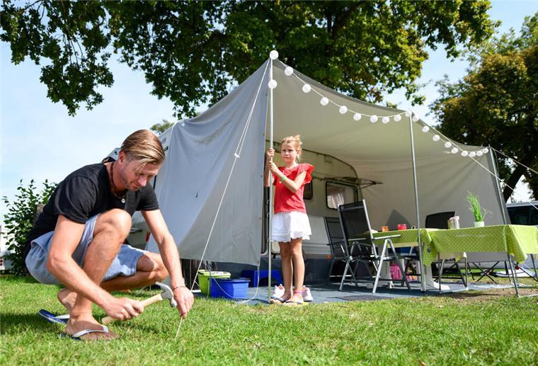 Camper aufgepasst: Diese Versicherungslücken kosten euch bares Geld Ein Mann und ein Mädchen bauen ein Campingzelt auf. Haftpflicht und Hausrat: Wer die richtigen Versicherungen abschließt, kann sich beim Camping einiges an Stress sparen.
