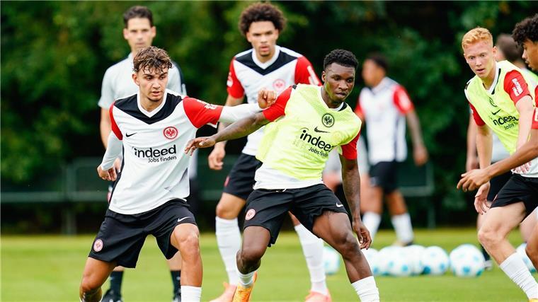 Can Uzun (l) steht vor seinem ersten Startelf-Einsatz für die Frankfurter Eintracht.