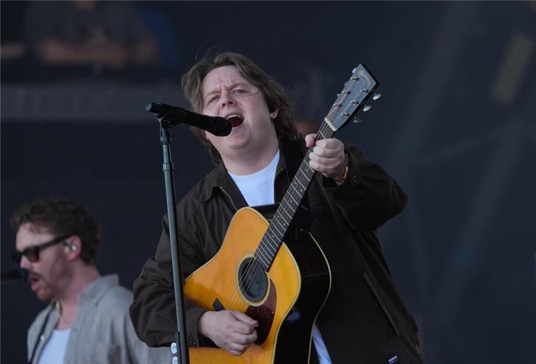 Sänger Lewis Capaldi machte während Auszeit Therapie Capaldi feierte beim diesjährigen Glastonbury Festival sein Comeback. (Archivbild)