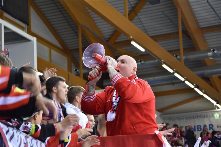 Capo Trede sorgt für die Stimmung Capo Björn Trede ist mit vollem Einsatz dabei. Der Vorsänger bringt Stimmung in den Fanblock.