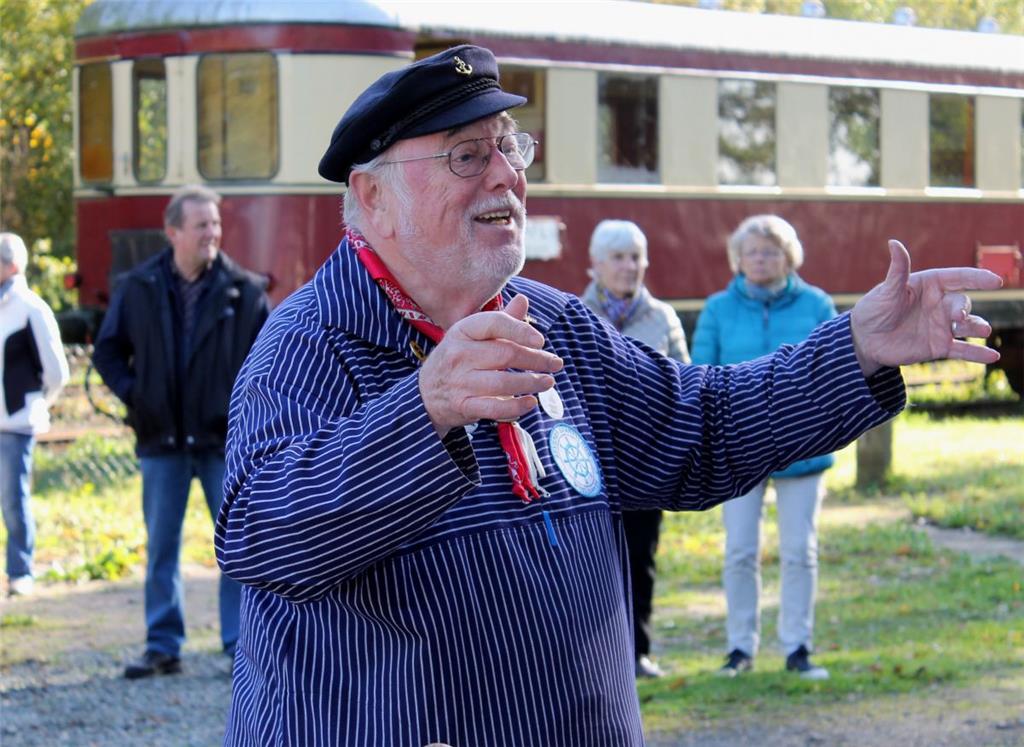 Captain Frits Hooijberg dirigiert seine Windjammer-Crew.