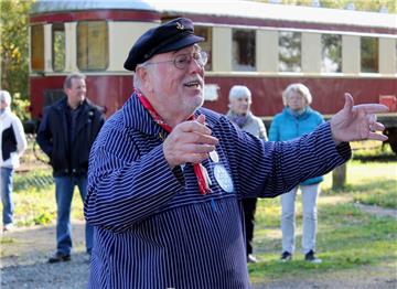 Captain Frits Hooijberg dirigiert seine Windjammer-Crew.
