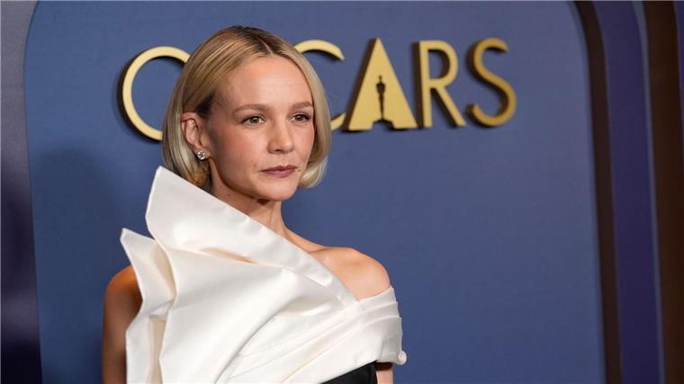 Star-Gala: Ehren-Oscars für Angela Bassett und Mel Brooks Carey Mulligan hat sich für ein schwarz-weißes Outfit des französischen Labels Céline entschieden.