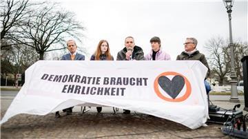 Carla Hinrichs (2.v.r), Sprecherin der Letzen Generation, spricht bei einer Pressekonferenz mit anderen Beteiligten.