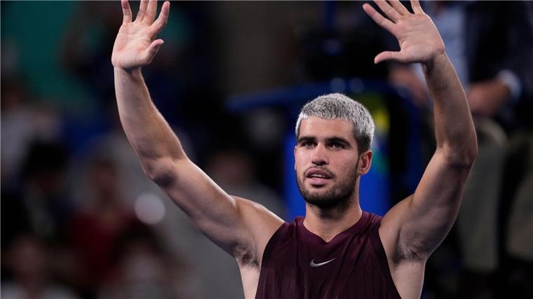 Carlos Alcaraz feiert in Tokio seinen achten Titel in diesem Jahr.