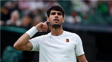 Carlos Alcaraz genießt den Jubel der Zuschauer.