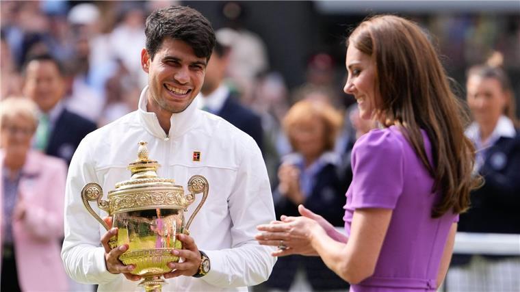 Pokal von Prinzessin Kate - Alcaraz triumphiert in Wimbledon Carlos Alcaraz gewann nach den French Open auch Wimbledon und bekam den Siegerpokal von Prinzessin Kate.