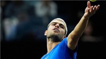 Carlos Alcaraz gewinnt sein Erstrundenmatch in Tokio trotz zwischenzeitlicher Probleme mit dem Fuß. (Archivbild)
