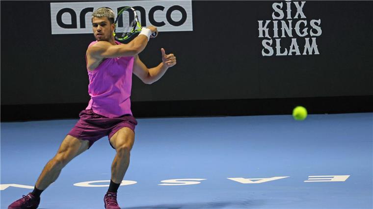 Alcaraz und Sinner spielen um Finalsieg und Mega-Prämie Carlos Alcaraz hat das Finale des Six Kings Slam in Saudi-Arabien erreicht.