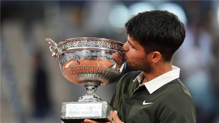 Pressestimmen zu Alcaraz-Triumph: „Ein Superheld“ Carlos Alcaraz holt seinen fünften Grand-Slam-Titel.