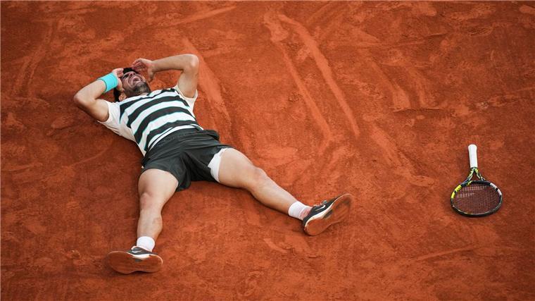 Episches Finale: Alcaraz ringt Sinner in Paris nieder Carlos Alcaraz jubelt.