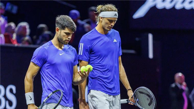 Carlos Alcaraz (l) und Alexander Zverev spielten erstmals gemeinsam Doppel.