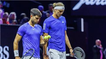 Carlos Alcaraz (l) und Alexander Zverev spielten erstmals gemeinsam Doppel.
