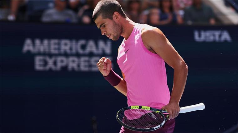US Open: Alcaraz zieht souverän ins Viertelfinale ein Carlos Alcaraz steht im Viertelfinale der US Open.