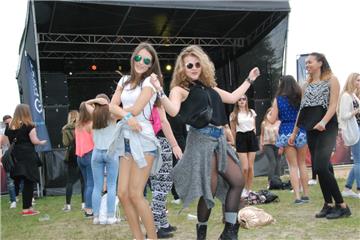 Carlotta Schulz und Ayleen Jaschinski haben sich beim Summer Beach Festival am Spadener Strand sehr amüsiert. 