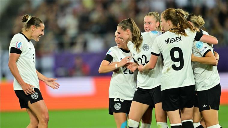 Carlotta Wamser (links) will mit der deutschen Nationalmannschaft auch beim Spiel gegen Dänemark wieder genau so jubeln.
