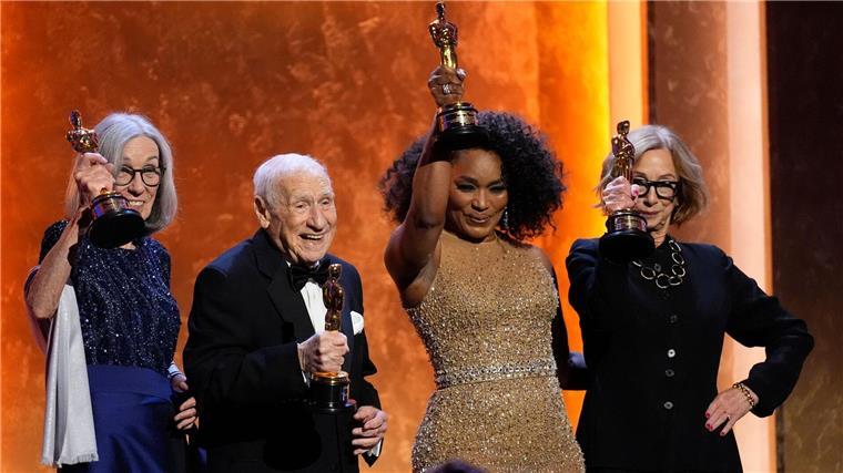 Star-Gala: Ehren-Oscars für Angela Bassett und Mel Brooks Carol Littleton (l-r), Mel Brooks, Angela Bassett und Michelle Satter präsentieren ihre Ehren-Oscars.