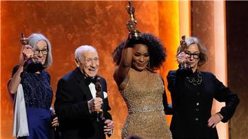 Carol Littleton (l-r), Mel Brooks, Angela Bassett und Michelle Satter präsentieren ihre Ehren-Oscars.