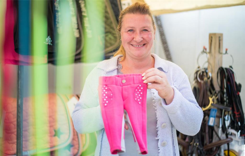 Carola Hofmann verkauft als Ausstellerin auch Reitzubehör für die ganz jungen Pf...