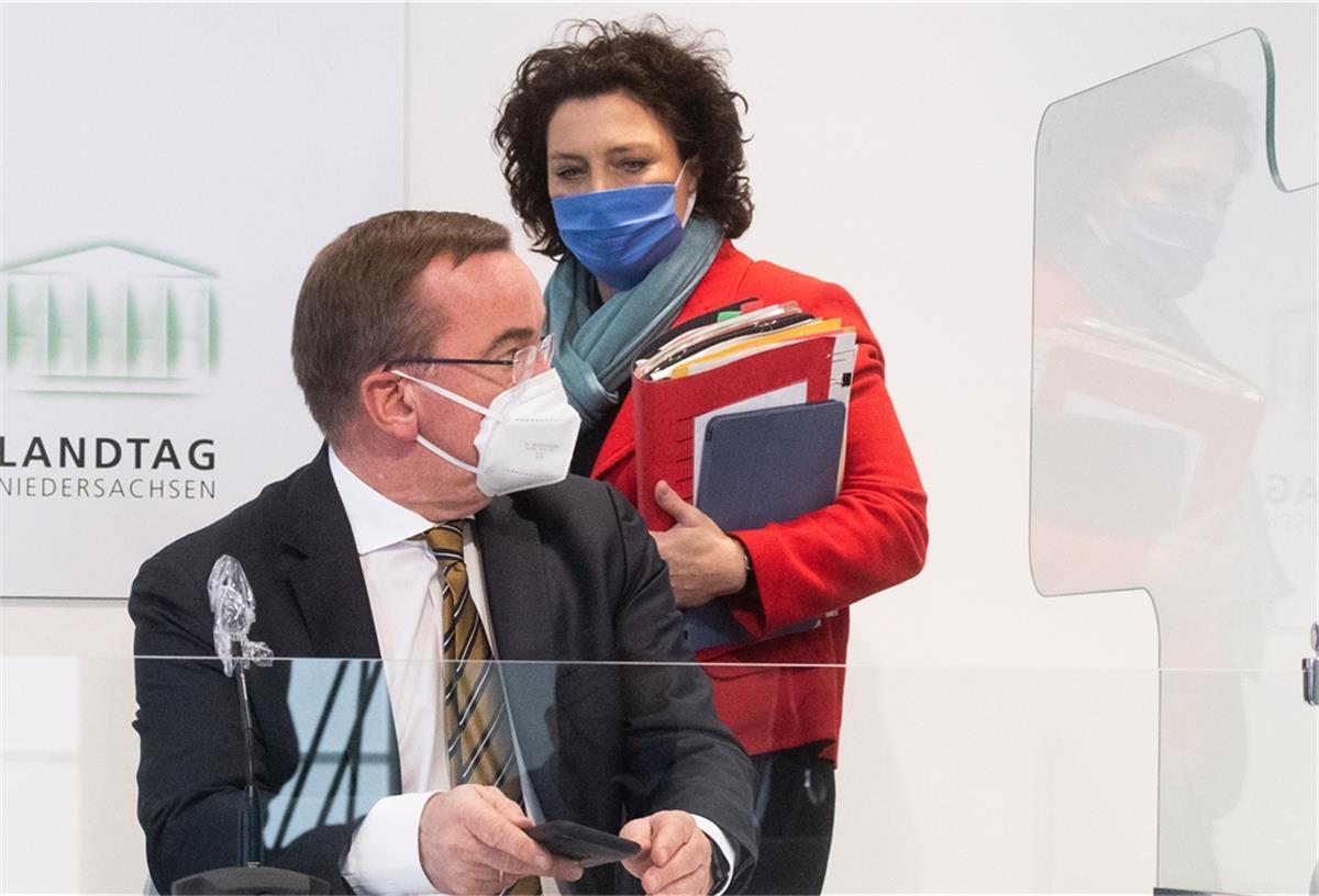 Niedersachsen plant bis zu 60 Corona-Impfzentren Carola Reimann (SPD), Gesundheitsministerinvon Niedersachsen, und Boris Pistorius (SPD), Innenminister von Niedersachsen, verkündeten die Impfstrategie des Landes.