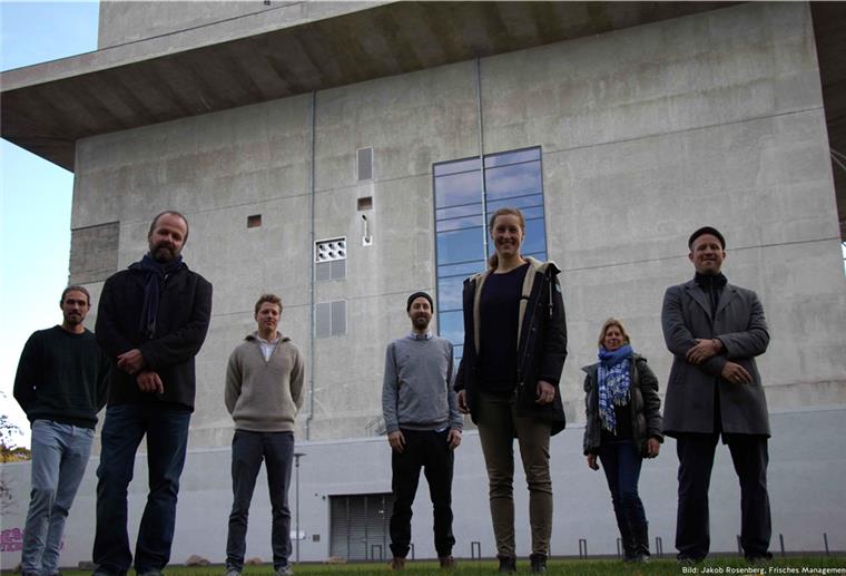 Norddeutsche entwickeln Computerprogramm für weniger Müll Carolin Johannsen (Mitte vorne) und das Team „loopsai“ stehen vor ihrer Pilzfarm in Hamburg. Hier testen sie ein Computerprogramm, das Unternehmen zeigen soll, wie sie Müll wiederverwerten können.