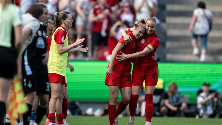 Tränen und Party-Befehl: Bayern-Frauen holen erstes Double Carolin Simon (li.): Tor zum 2:0 in Köln