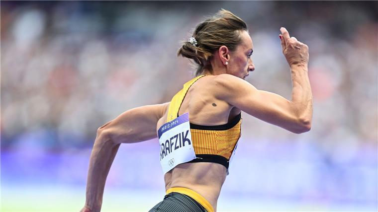 Carolina Krafzik strauchelte an einer Hürde.