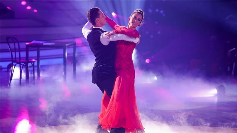Tochter von Wolfgang Bosbach will in den Bundestag Caroline Bosbach, Politikerin, und Valentin Lusin, Profitänzer, tanzen in der RTL-Tanzshow „Let’s Dance“.