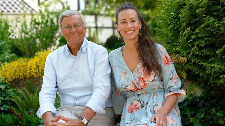 Tochter von Wolfgang Bosbach will in den Bundestag Caroline Bosbach sitzt neben ihrem Vater Wolfgang, kurz vor dessen 70. Geburtstag im Juni 2022. Nun will sie für den Bundestag kandidieren.