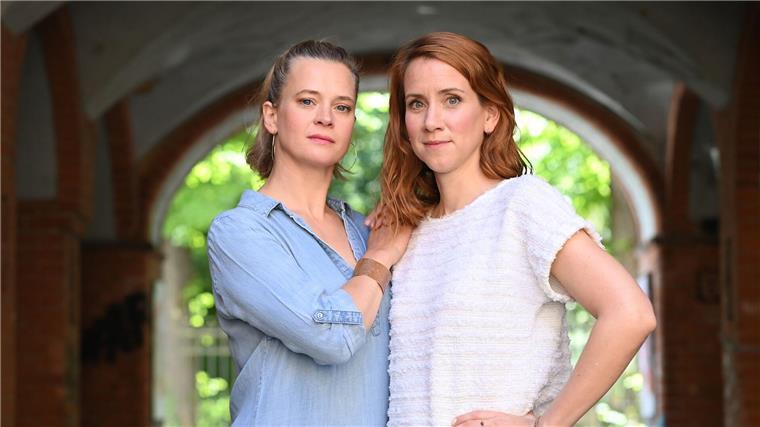 ZDF-Krimi und ARD-Komödie fast gleichauf Caroline Hanke (l) und Lena Dörrie als „Mordsschwestern entschieden den Fernsehabend am Freitag für sich.