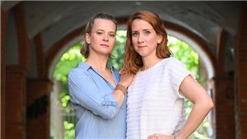 Caroline Hanke (l) und Lena Dörrie als „Mordsschwestern entschieden den Fernsehabend am Freitag für sich.
