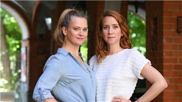 Caroline Hanke (l) und Lena Dörrie: Die „Mordsschwestern“ waren wieder unterwegs.