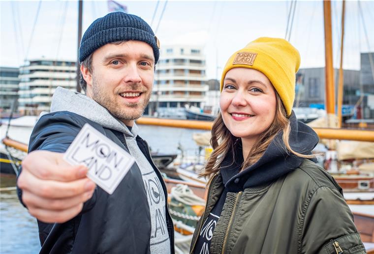 Zwei Ex-Berliner gründen in Hagen ein Modelabel Caroline Lehnigk und Marco Fischer aus Hagen im Bremischen produzieren Kleidung und Accessoires, wie Beutel, Kerzen und Armbänder.