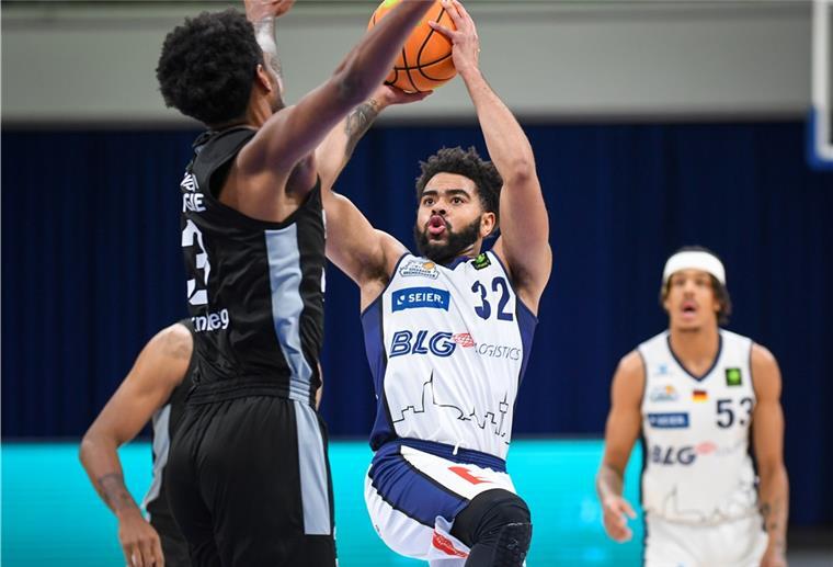 Eisbären starten in Leverkusen stark ins Jahr 2022 Carrington Love (Mitte) war hervorragend aufgelegt und steuerte 29 Punkte zum Eisbären-Sieg in Leverkusen bei.