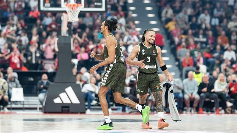 Bayern bleiben in der EuroLeague zu Hause ungeschlagen Carsen Edwards (r) lief im dritten Viertel mit 15 Punkten heiß.