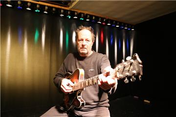 Carsten Bostelmann holt sogar Stars aus Übersee auf die Bühne. In Bostelmanns Saal in Frelsdorf bietet er Kost für Musikfeinschmecker.