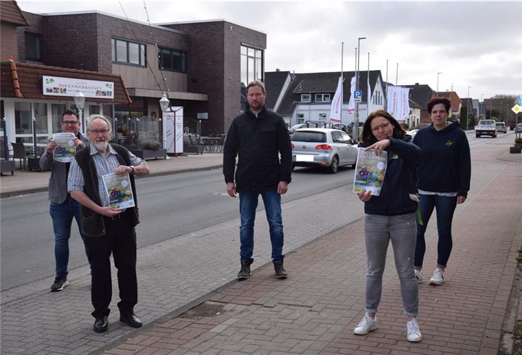 Carsten Feß, Areas-Parkmanager im Center-Parcs in Tossens, Udo Venema, Inhaber des Butjadinger Tors, Douwe Witbaard von der Gruppe „Land schafft Verbindung“ (LSV), Melanie Schmidt vom Tourismus-Service Butjadingen (TSB) und Bettina Knutzen (LSV) organisieren die Ostertour.