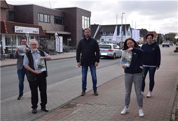 Carsten Feß, Areas-Parkmanager im Center-Parcs in Tossens, Udo Venema, Inhaber des Butjadinger Tors, Douwe Witbaard von der Gruppe „Land schafft Verbindung“ (LSV), Melanie Schmidt vom Tourismus-Service Butjadingen (TSB) und Bettina Knutzen (LSV) organisieren die Ostertour.