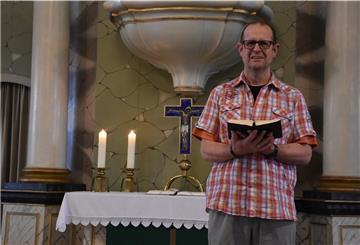 Ein Mann in der Kirche.