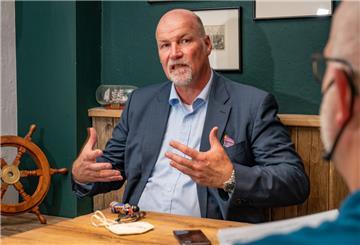 Carsten Haake, ehemaliger Chef der Lloyd Werft und der MV Werften, lobt den Genting-Konzern. Er erinnert daran, dass die Asiaten Milliarden investiert hatten.
