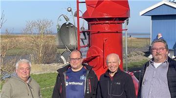 Carsten Homuth, Uwe Bergmann, Gerhard Bruns und Udo Katzwinkel (von links) haben die alte Fahrwasssertonne restauriert.