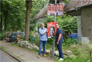 Carsten Link (links) und Oliver Lottke ersetzen die gestohlenen Wahlplakate und hoffen, dass die neuen Exemplare länger hängen, als ihre Vorgänger.
