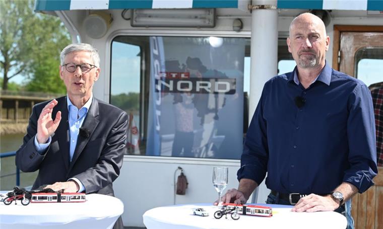 Carsten Meyer-Heder (r), Spitzenkandidat der CDU und Carsten Sieling (SPD, l), Bürgermeister von Bremen, stehen während einem TV-Duell zur Bremer Bürgerschaftswahl nebeneinander.