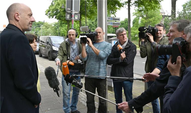 Carsten Meyer-Heder, Spitzenkandidat der CDU, wartet vor der Parteizentrale auf die FDP und spricht mit den Journalisten.