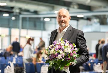 Carsten Meyer-Heder, wiedergewählter Landesvorsitzender der CDU Bremen, steht während des Landesparteitags für ein Foto vor der Kamera.