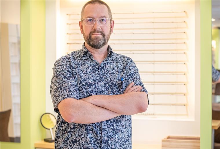 Carsten Müller, Augenoptikermeister und Betriebsleiter vom Optik und Akustikgeschäft Grienig in Leherheide steht vor leeren Brillenregalen. Rund 2000 Brillen und Sonnenbrillen sowie einige optische Geräte wurden von Dieben entwendet.